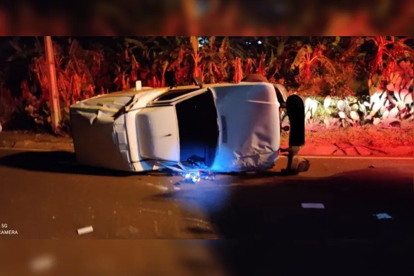 Homem com mandado de prisão em aberto capota carro no Pirapó