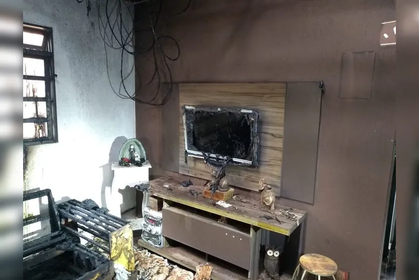 Homem é preso após incendiar casa e carro de ex-esposa