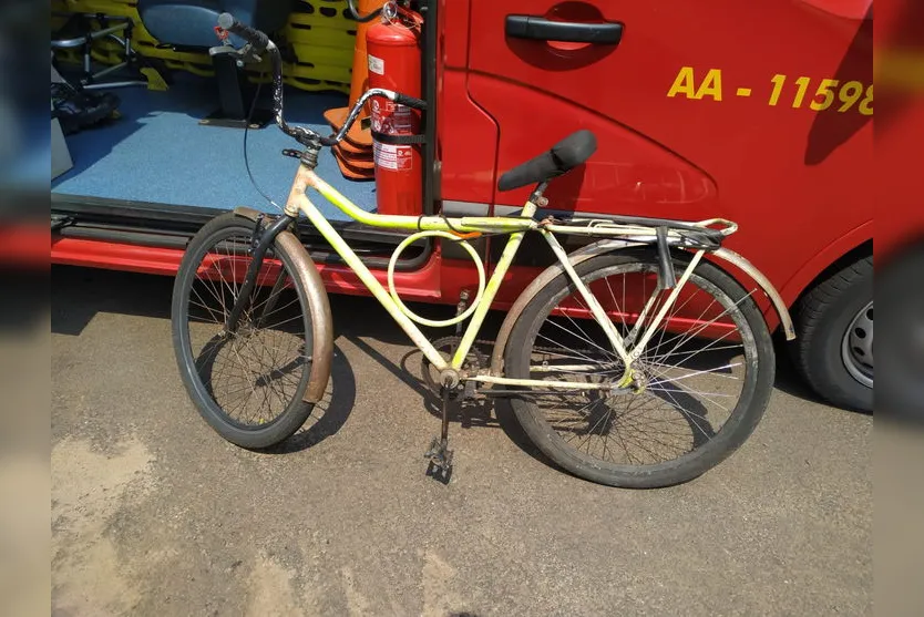 Homem embriagado cai de bicicleta em Apucarana