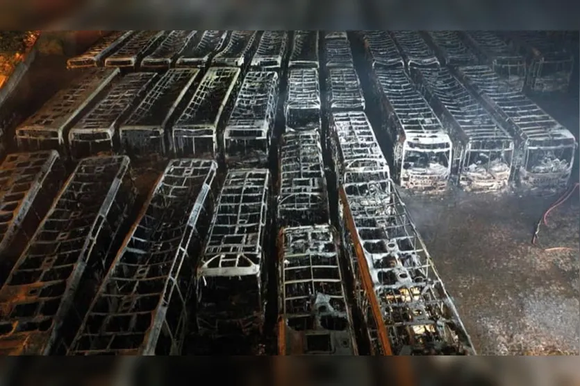 Incêndio destrói 52 ônibus em garagem de Londrina