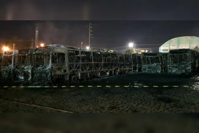 Incêndio destrói 52 ônibus em garagem de Londrina
