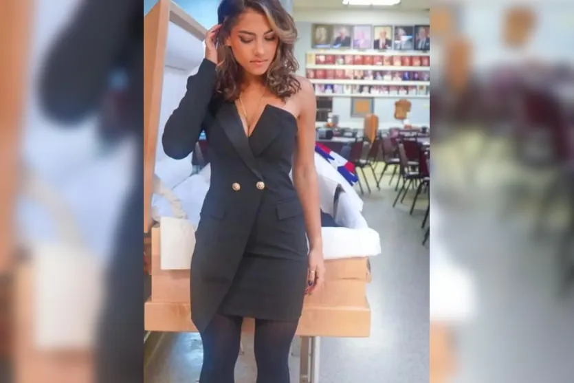 Influencer faz ensaio fotográfico no velório do próprio pai