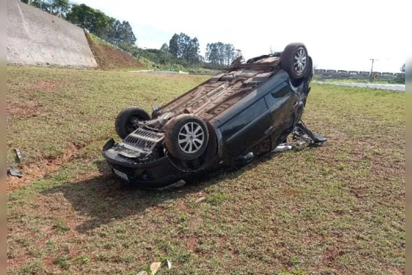 Jovem capota carro no Contorno Sul de Apucarana