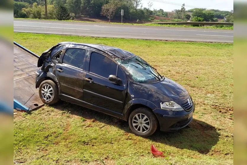 Jovem capota carro no Contorno Sul de Apucarana