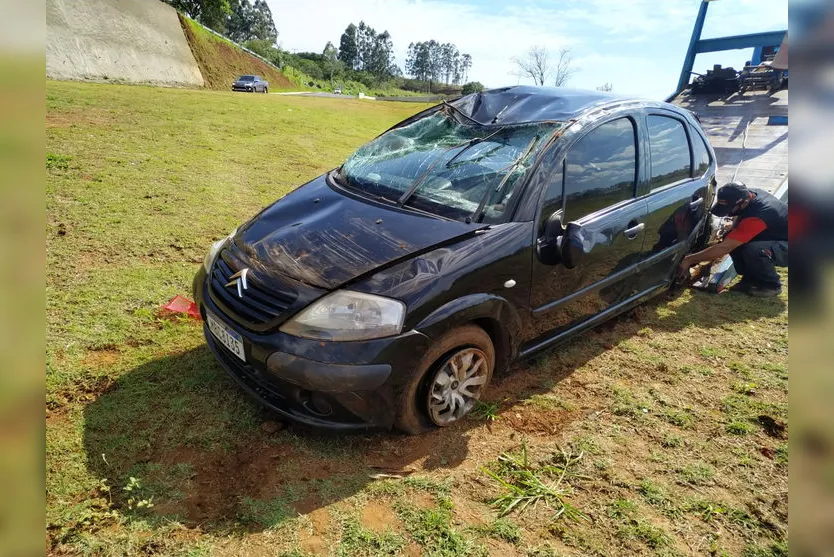 Jovem capota carro no Contorno Sul de Apucarana