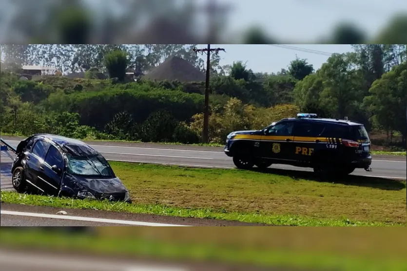 Jovem capota carro no Contorno Sul de Apucarana
