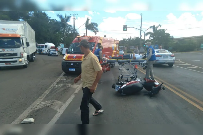 Jovem de 22 anos sofre queda de moto em Apucarana