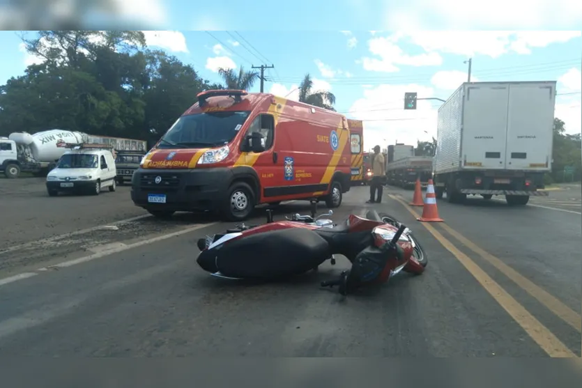 Jovem de 22 anos sofre queda de moto em Apucarana