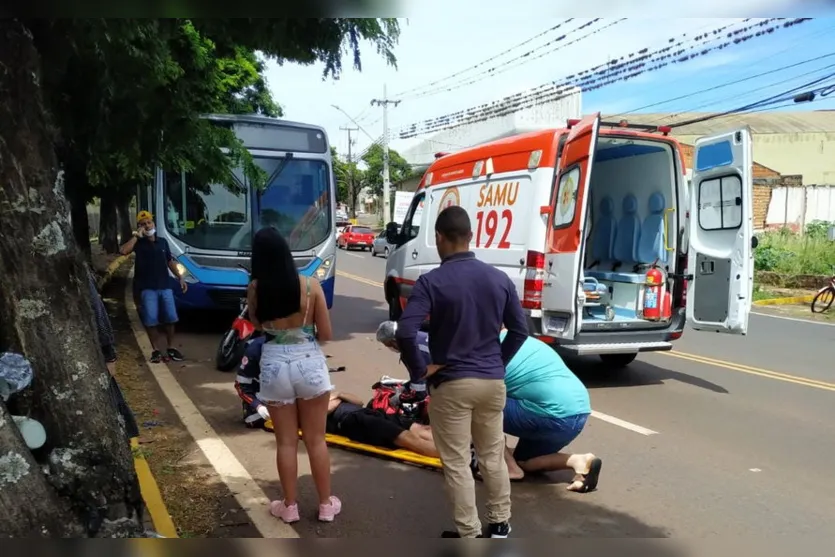 Motociclista é atendido pelo SAMU após acidente neste sábado