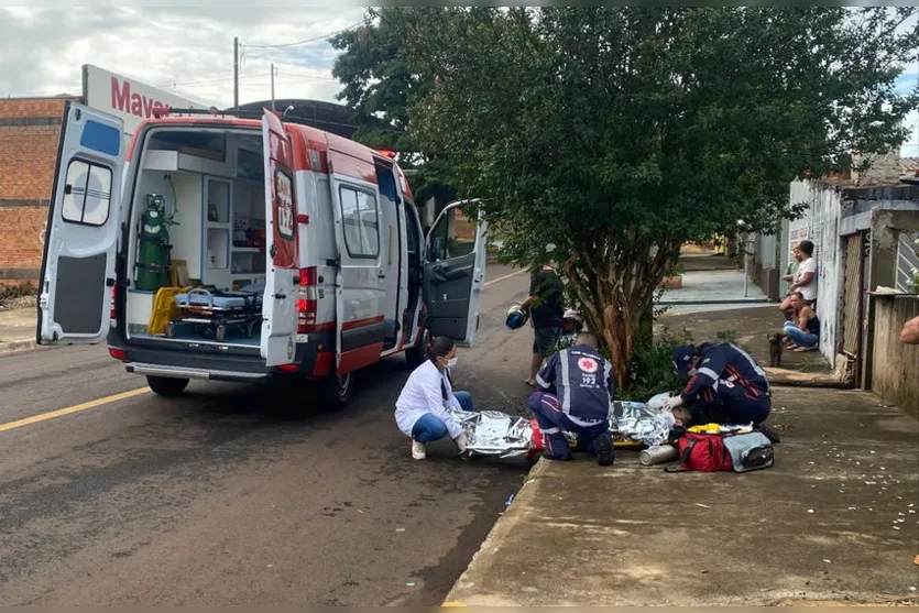 Motociclista fica ferido após atingir árvore na Vila Reis
