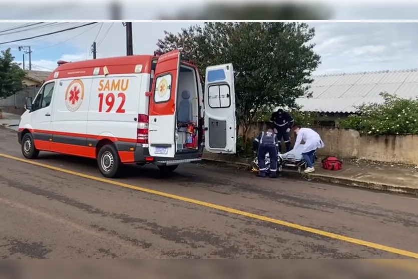 Motociclista fica ferido após atingir árvore na Vila Reis