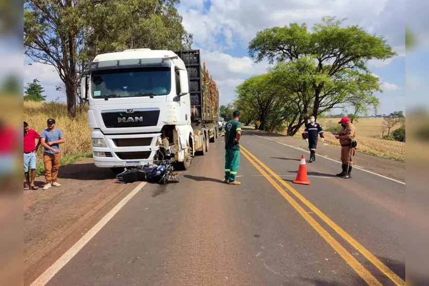 Motociclista morre em batida com caminhão na PR-466