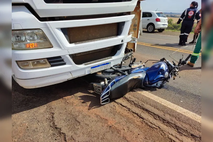 Motociclista morre em batida com caminhão na PR-466