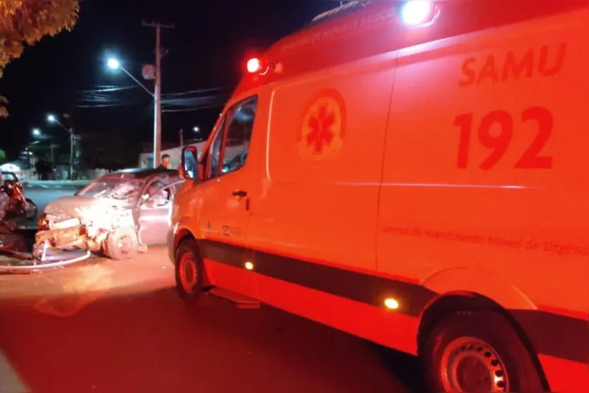 Motorista bate em carro estacionado em Apucarana