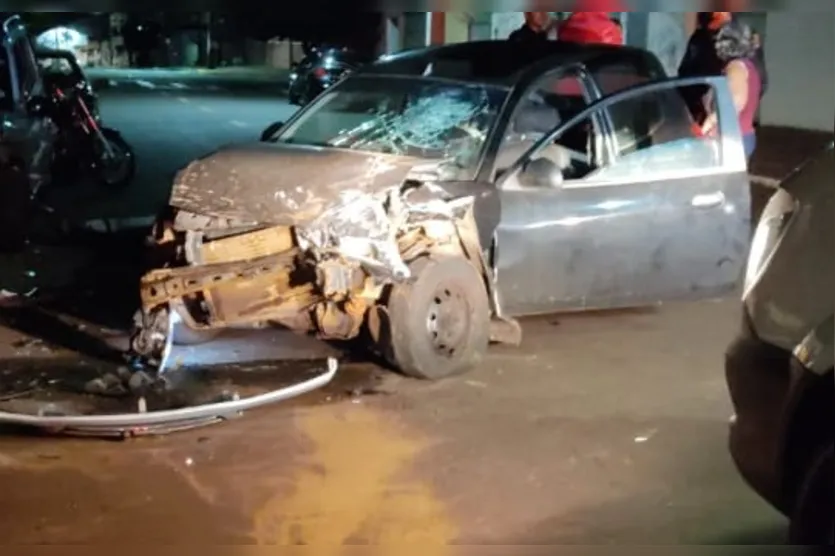 Motorista bate em carro estacionado em Apucarana