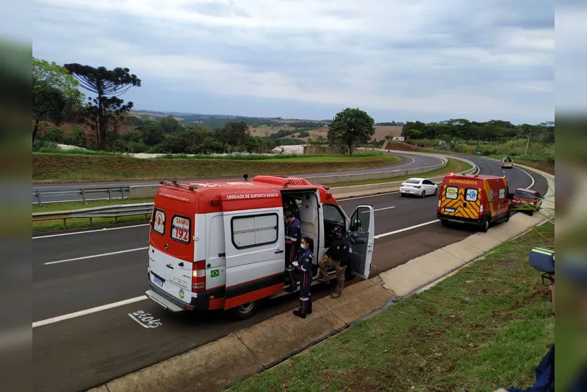 Motorista fica ferido após carreta tombar no Contorno Sul