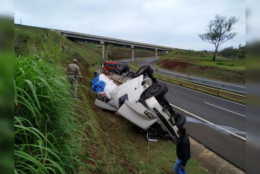 Motorista fica ferido após carreta tombar no Contorno Sul