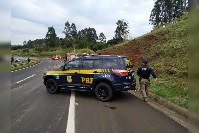 Motorista fica ferido após carreta tombar no Contorno Sul