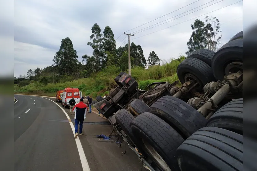 Motorista fica ferido após carreta tombar no Contorno Sul