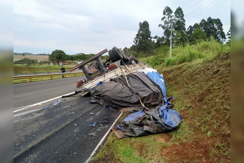 Motorista fica ferido após carreta tombar no Contorno Sul