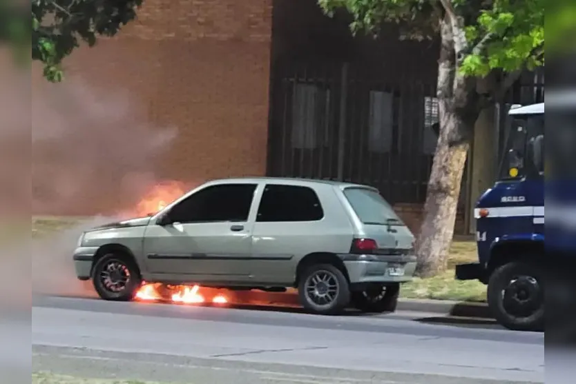 Mulher descobre traição e incendeia carro do namorado