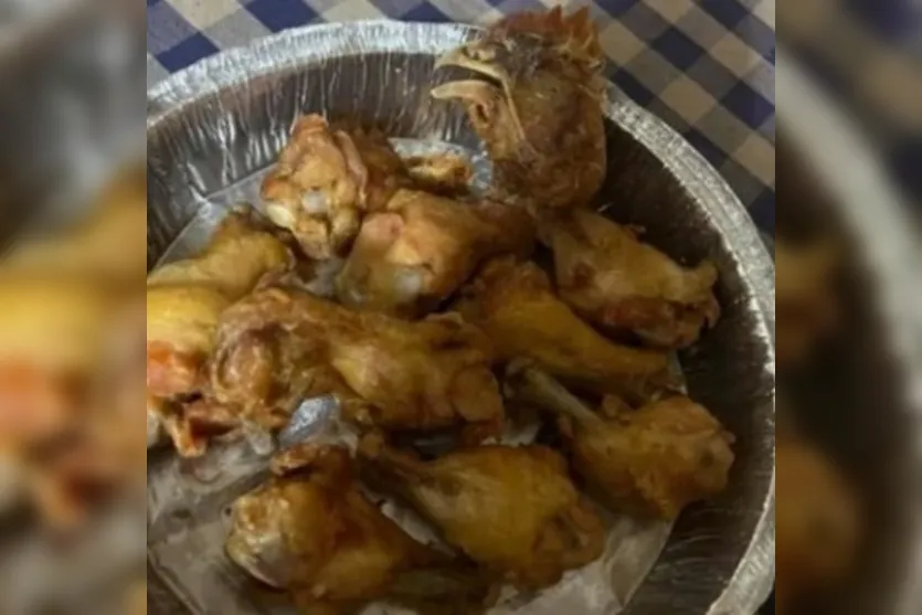 Mulher encontra cabeça em balde de frango frito; entenda