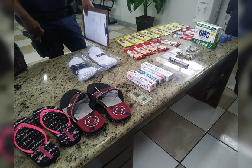 Mulher furta comércio, dá calote em mototáxi e é presa