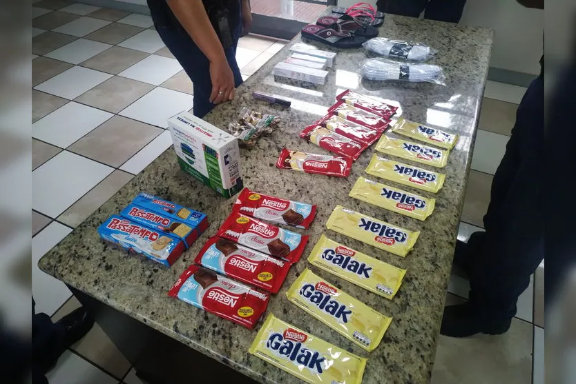 Mulher furta comércio, dá calote em mototáxi e é presa