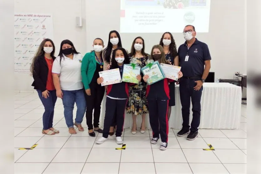 NRE homenageia professores e alunos após olimpíada