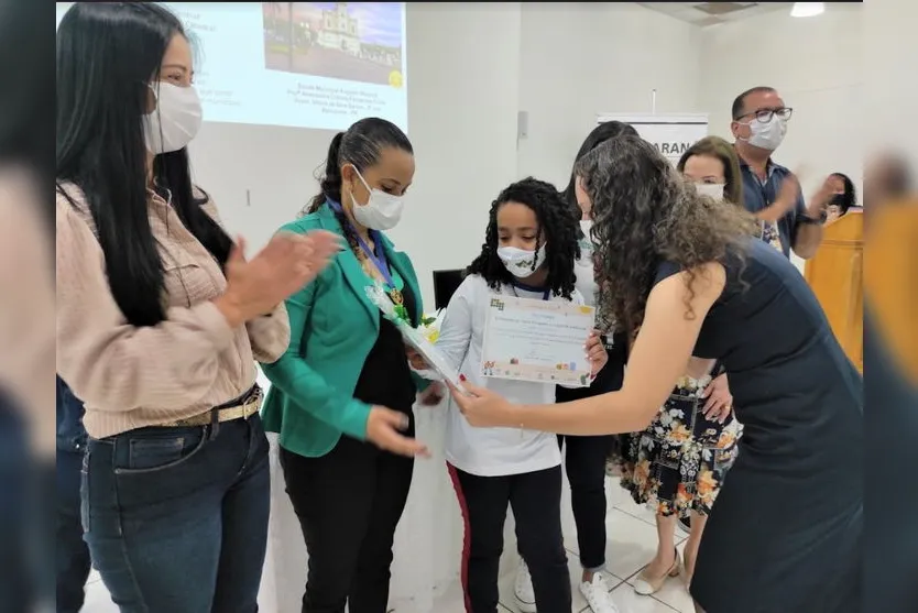 NRE homenageia professores e alunos após olimpíada