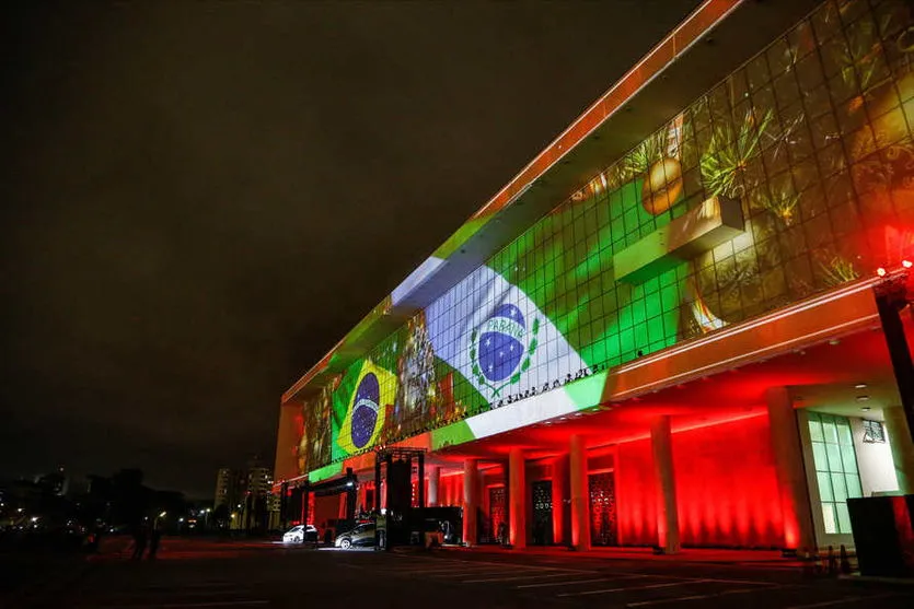 Natal no Palácio Iguaçu reúne milhares de pessoas