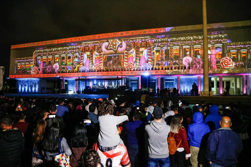 Natal no Palácio Iguaçu reúne milhares de pessoas