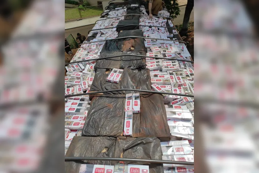 PM apreende carreta carregada de cigarros em Marilândia