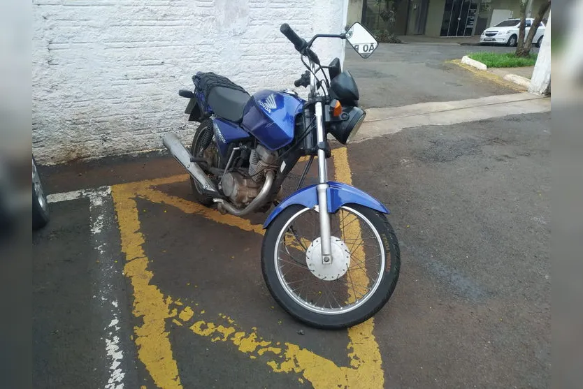 PM de Apucarana recupera moto furtada e encontra arma falsa