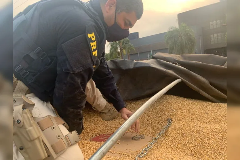 PRF apreende R$ 1,5 milhão em bitrem carregado de soja