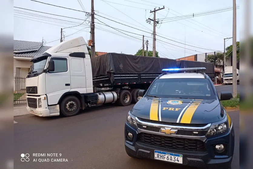 PRF apreende R$ 1,5 milhão em bitrem carregado de soja