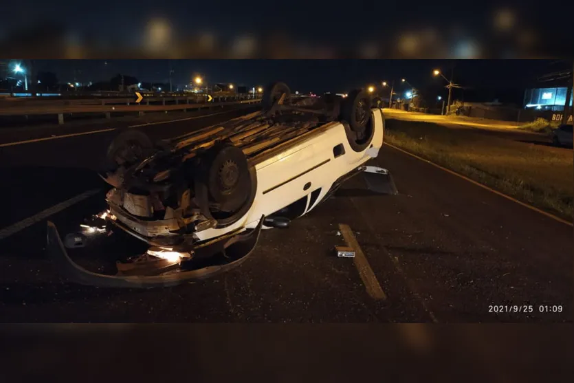 PRF atende a dois capotamentos em Apucarana na madrugada