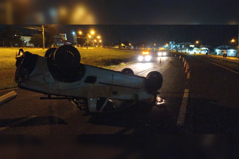 PRF atende a dois capotamentos em Apucarana na madrugada