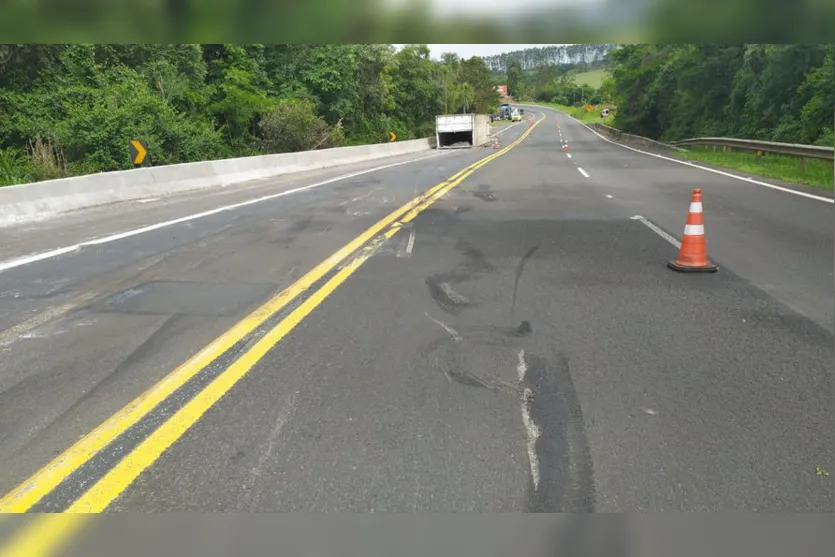 PRF atende acidente com saque de carga de carne na região