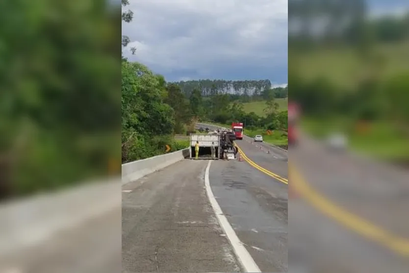PRF atende acidente com saque de carga de carne na região
