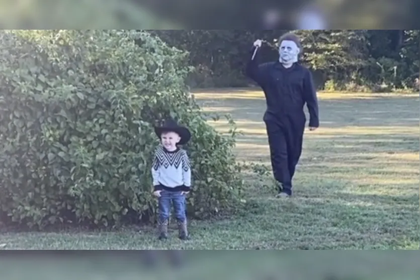 Pai tenta assustar filho e reação de garoto surpreende