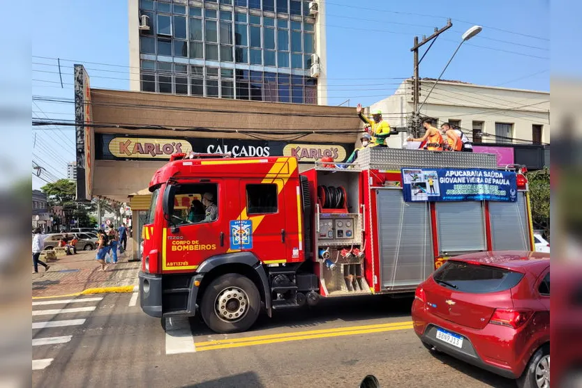 'Pantera Negra' desfila em caminhão do Corpo de Bombeiros