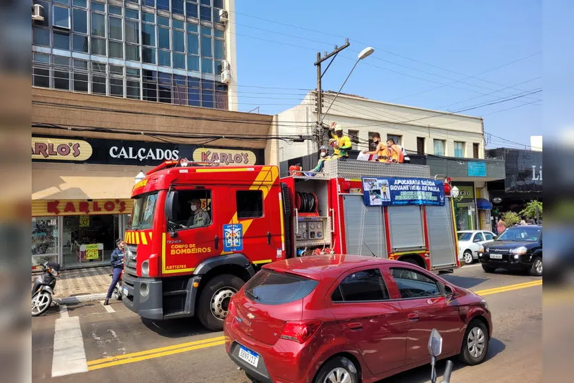 'Pantera Negra' desfila em caminhão do Corpo de Bombeiros