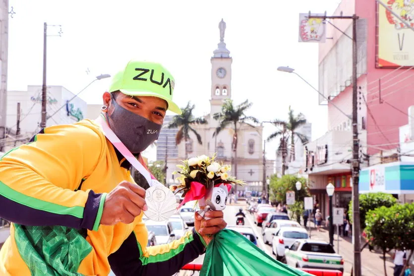 'Pantera Negra' desfila em caminhão do Corpo de Bombeiros