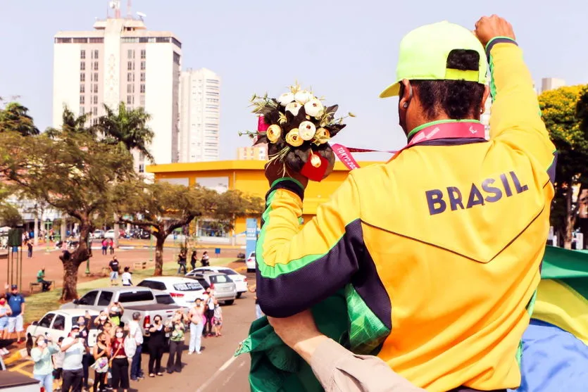 'Pantera Negra' desfila em caminhão do Corpo de Bombeiros