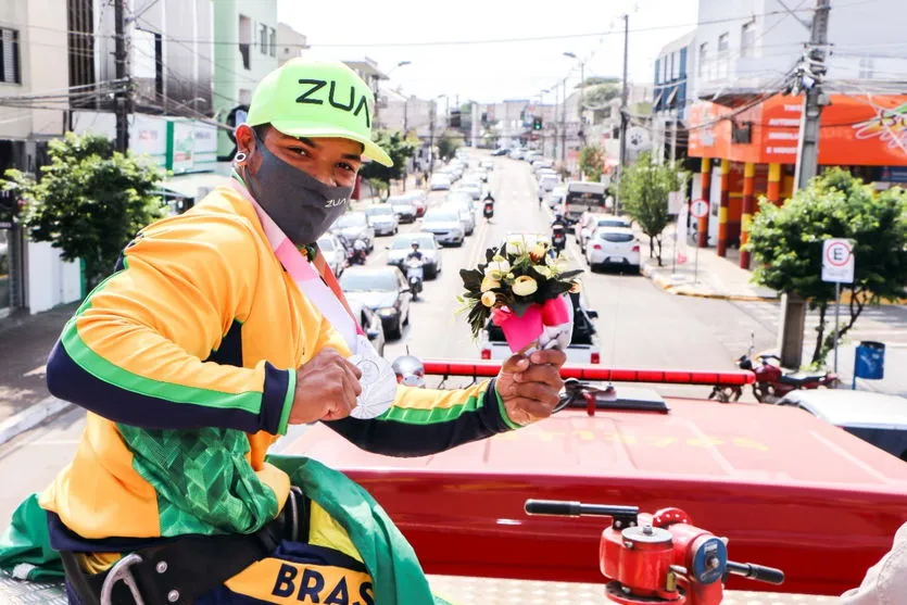 'Pantera Negra' desfila em caminhão do Corpo de Bombeiros