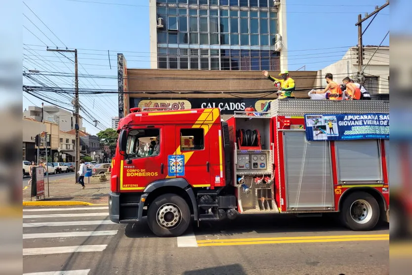 'Pantera Negra' desfila em caminhão do Corpo de Bombeiros