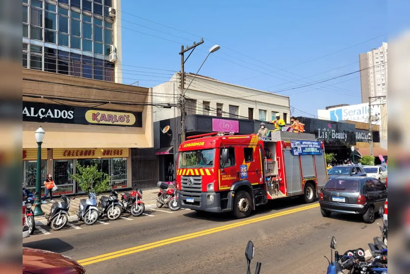 'Pantera Negra' desfila em caminhão do Corpo de Bombeiros