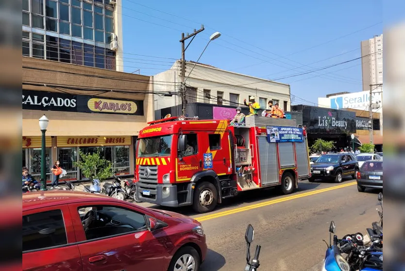 'Pantera Negra' desfila em caminhão do Corpo de Bombeiros