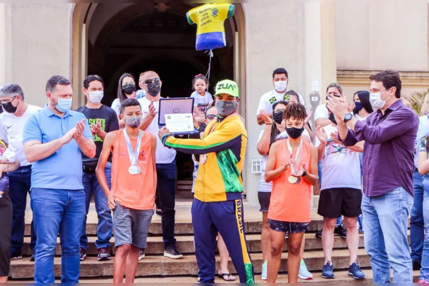 'Pantera Negra' desfila em caminhão do Corpo de Bombeiros